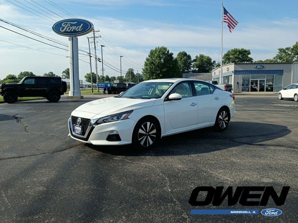 2021 Nissan Altima 2.5 SL in Pearl White Tricoat — front three-quarter view